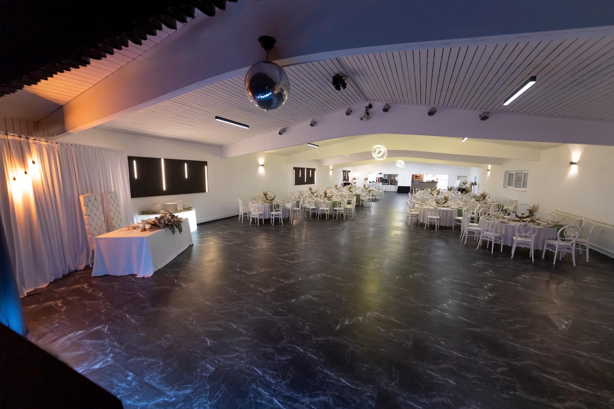 Eventlocation 4 You Innenansicht - Festlich gedeckter Saal in Geisingen